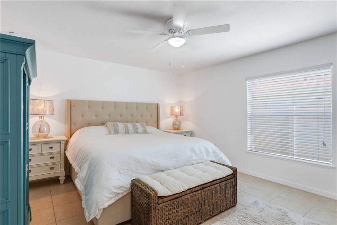 402 Lexington Avenue Southwest Vero Beach, FL 32962 - Photo 17 of 33 a bedroom with a bed and a window
