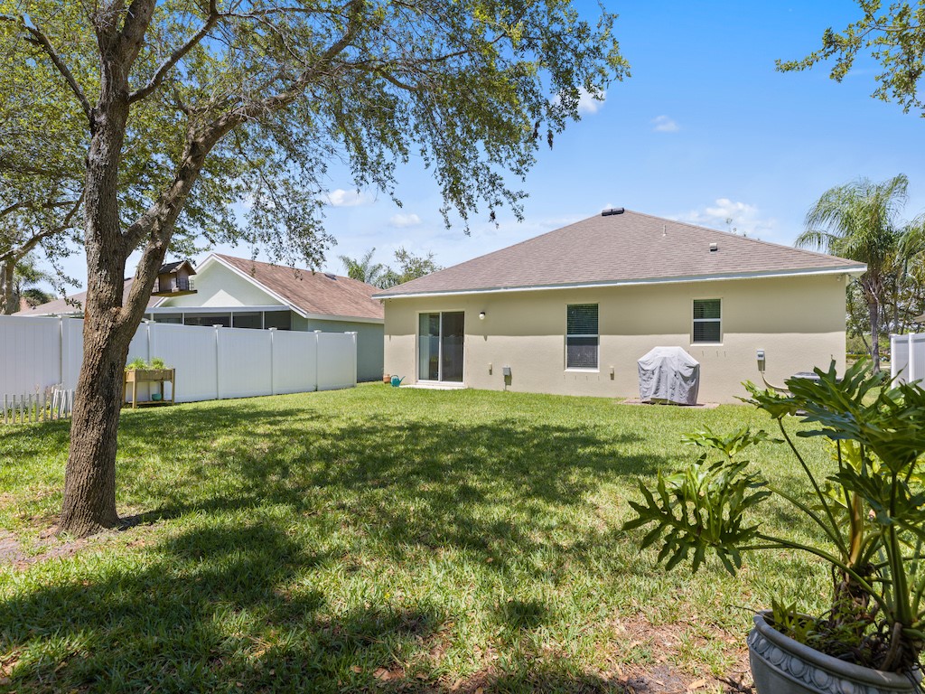 402 Lexington Avenue Southwest Vero Beach, FL 32962 - Photo 25 of 33 a front view of a house with garden