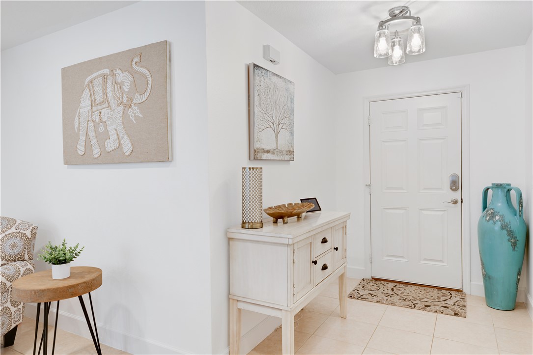 402 Lexington Avenue Southwest Vero Beach, FL 32962 - Photo 4 of 33 a dining room with a table and chairs