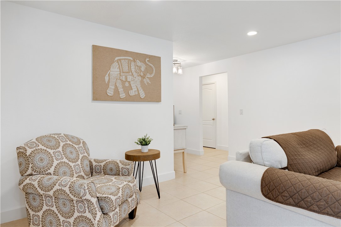 402 Lexington Avenue Southwest Vero Beach, FL 32962 - Photo 5 of 33 a living room with furniture and a couch