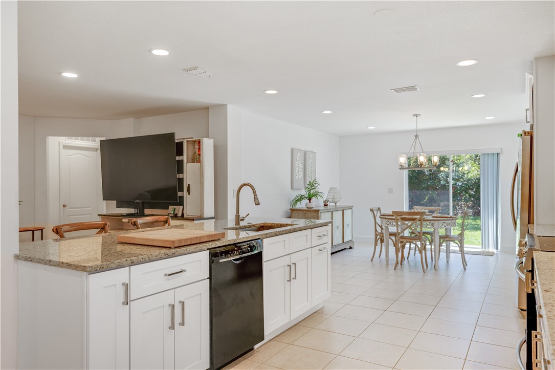 402 Lexington Avenue Southwest Vero Beach, FL 32962 - Photo 10 of 33 a kitchen with a sink and chairs