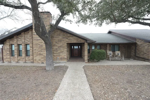 $3,500 | 2106 South Colorado Street, Lockhart, TX 78644