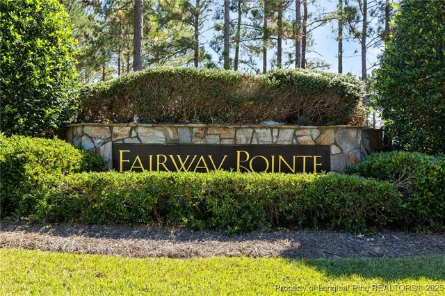 a sign that is sitting on a brick wall