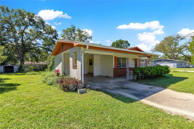 a view of a house with a yard