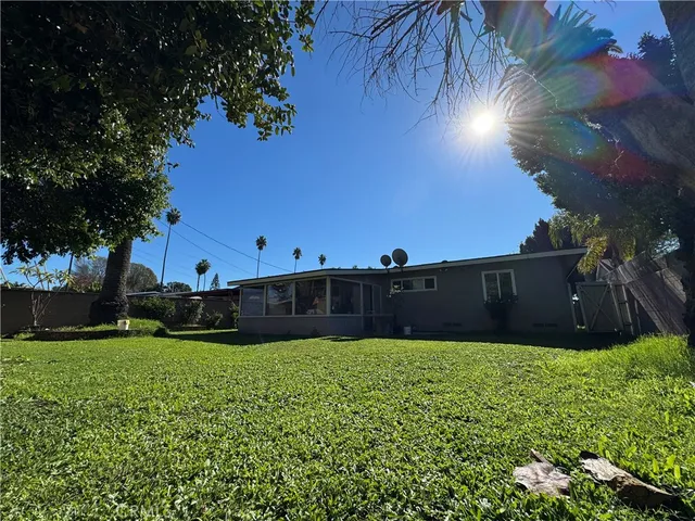 a view of a backyard