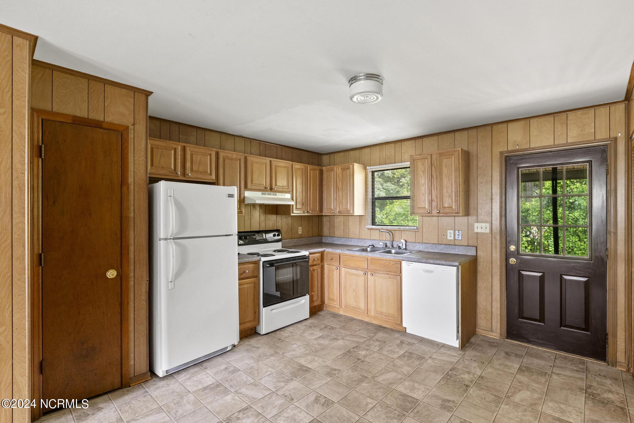 2510 Commerce Road Jacksonville, NC 28546 - Photo 5 of 19 IMG_7392