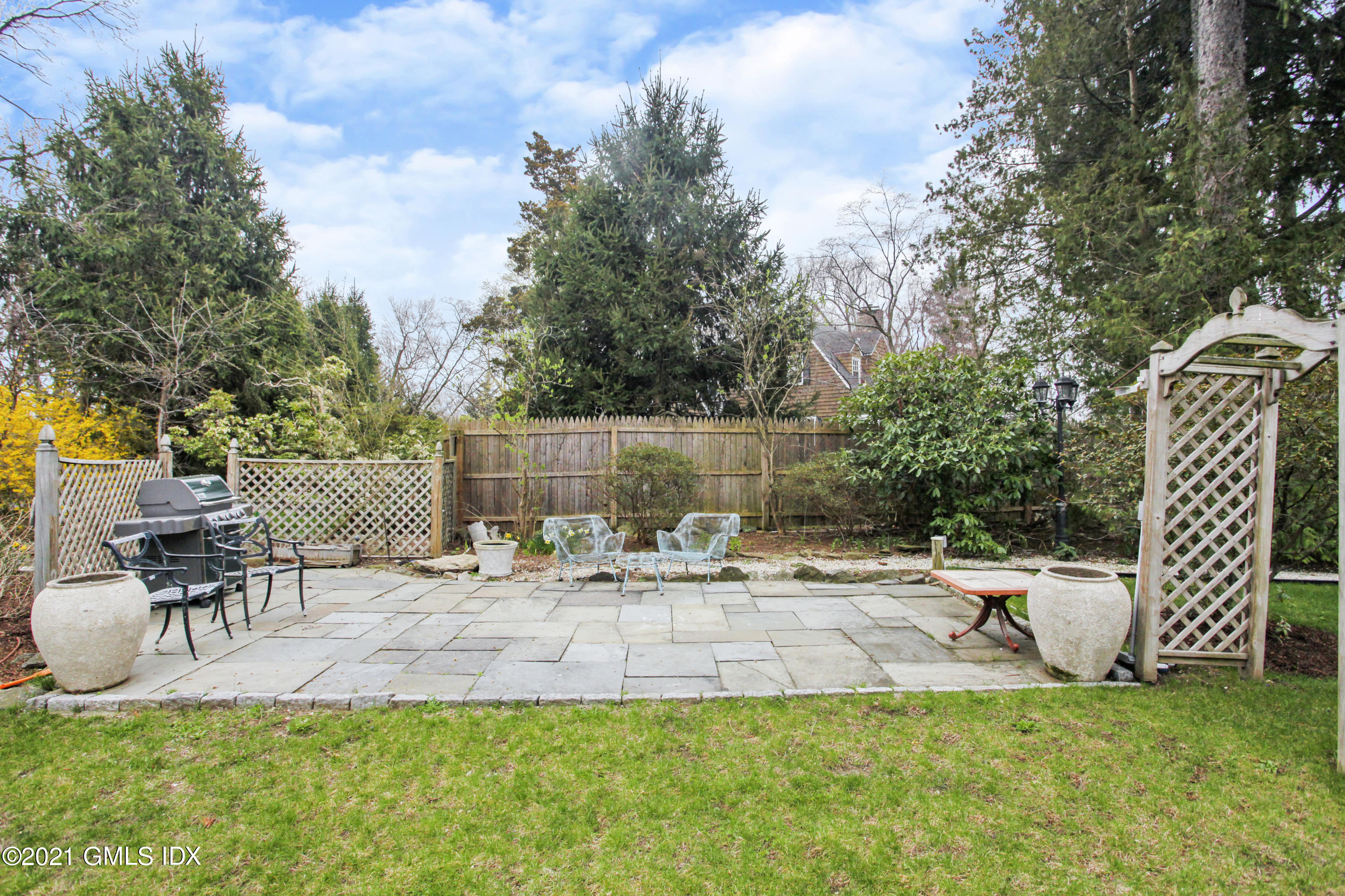 52 Bruce Park Drive, Unit B Greenwich, CT 06830 - Photo 18 of 20 a view of a backyard with sitting area