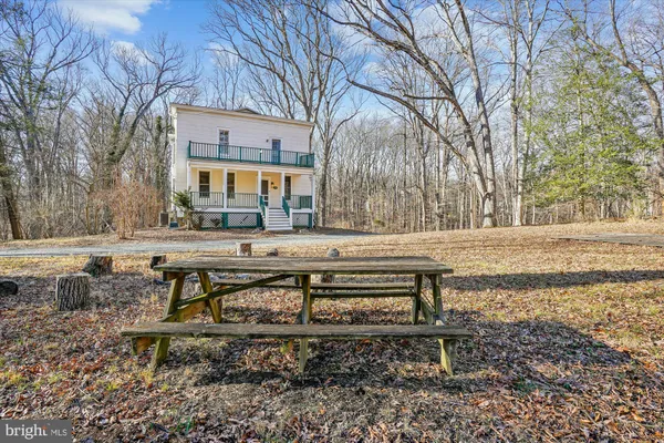 a view of a bench sitting in the middle of a yard