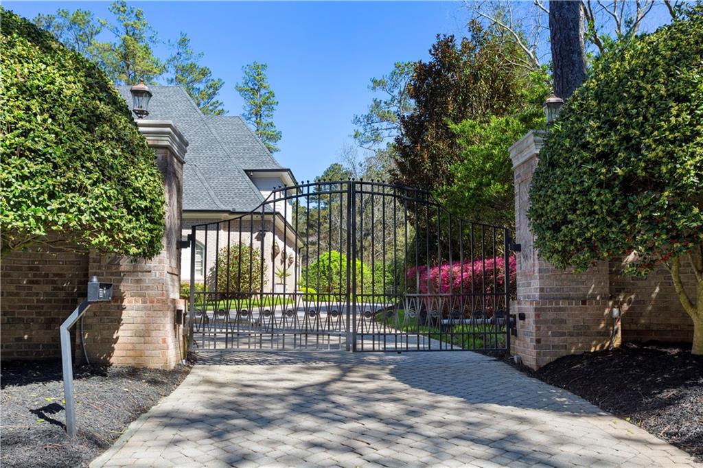 755 Heards Ferry Road Northwest Atlanta, GA 30328 - Photo 4 of 102