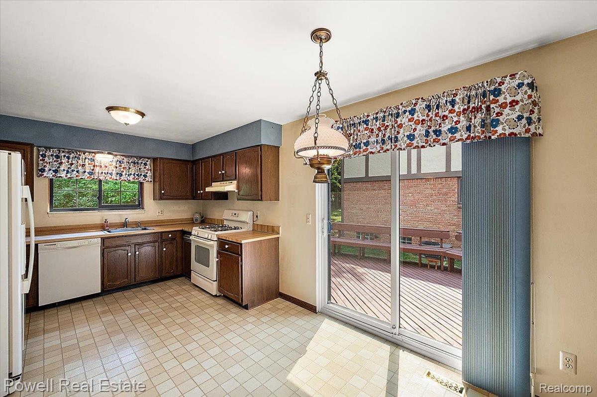 1938 Allenway Court Rochester, MI 48309 - Photo 18 of 39 Kitchen has direct access to the large private deck.