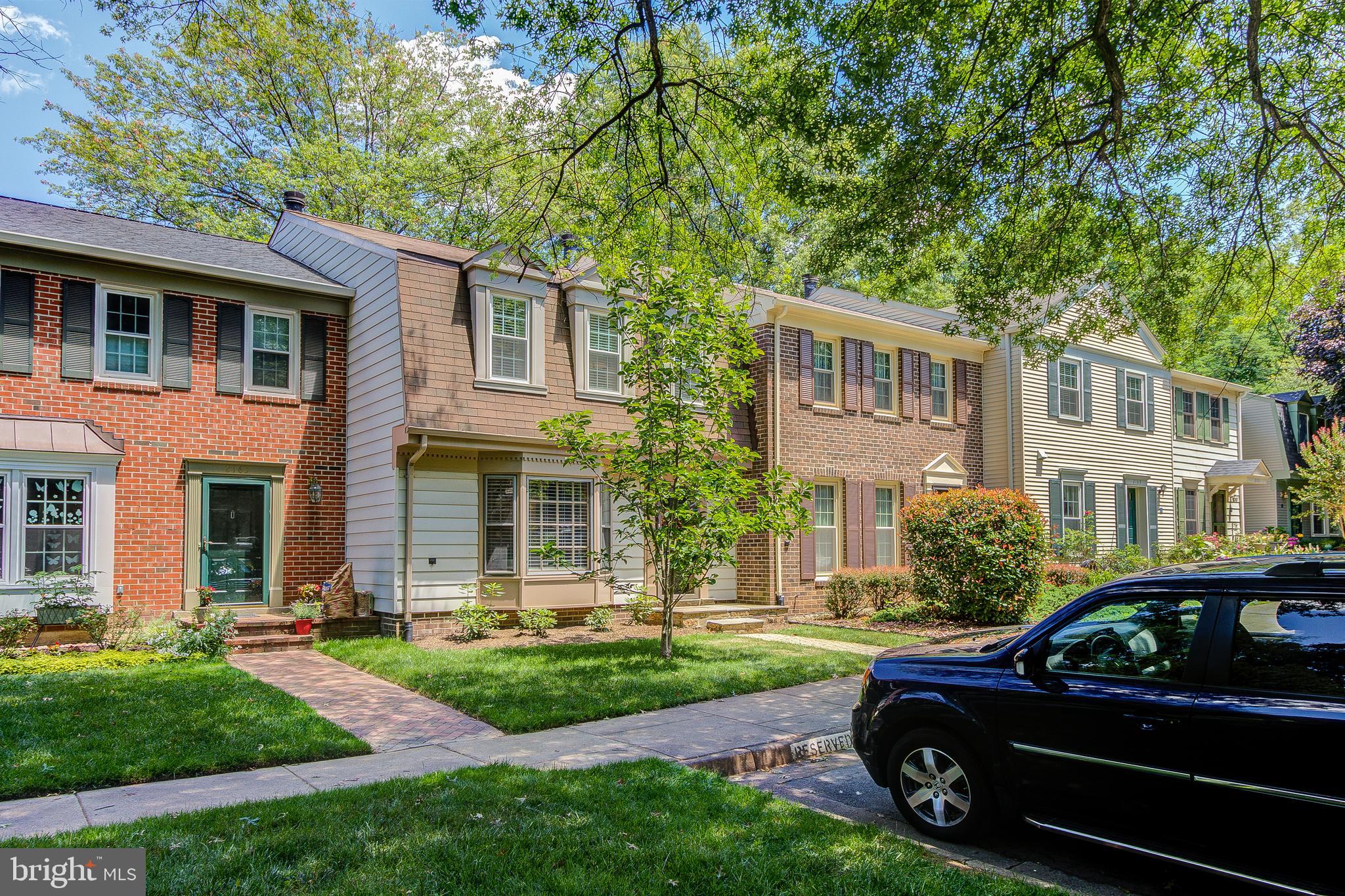 2165 Pond View Court Reston, VA 20191 - Photo 4 of 34 Gallery Image 4