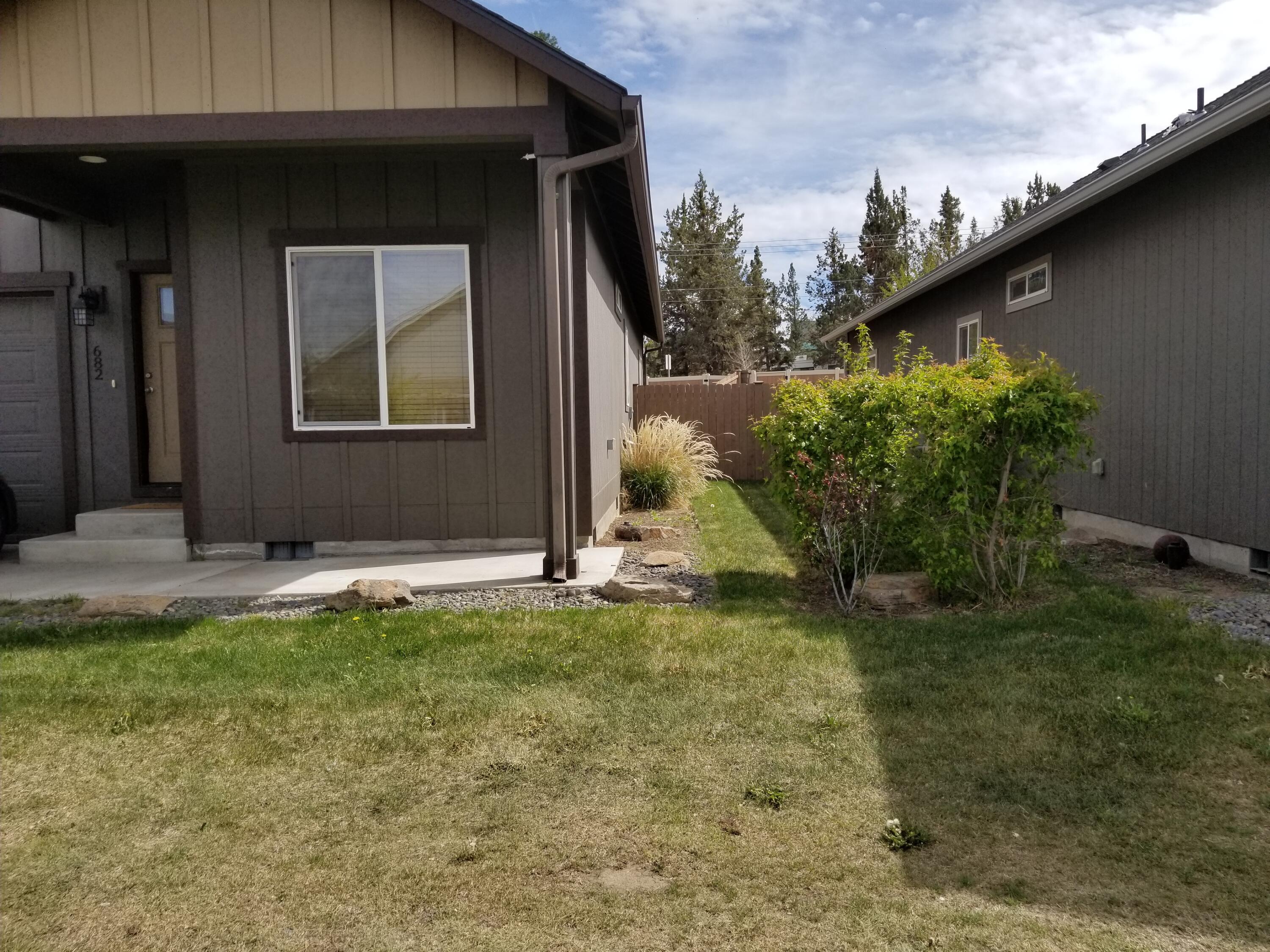 682 Southeast Reed Market Road Bend, OR 97702 - Photo 3 of 16 682 SE Reed Market 2
