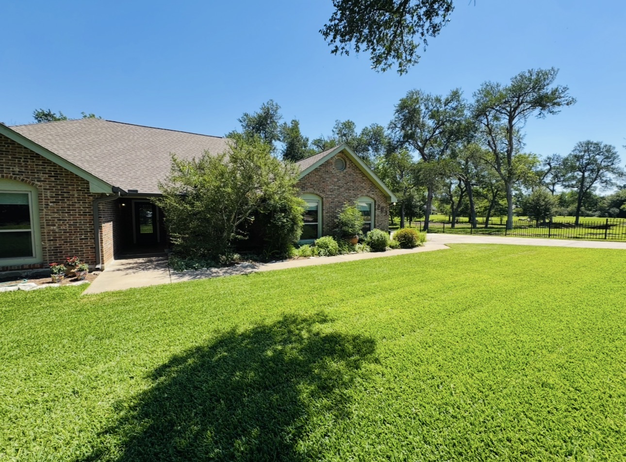 203 East 11th Street Elgin, TX 78621 - Photo 3 of 40