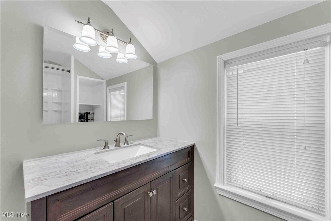 4887 Fairlawn Road Cleveland, OH 44124 - Photo 9 of 35 Gallery Image 9
