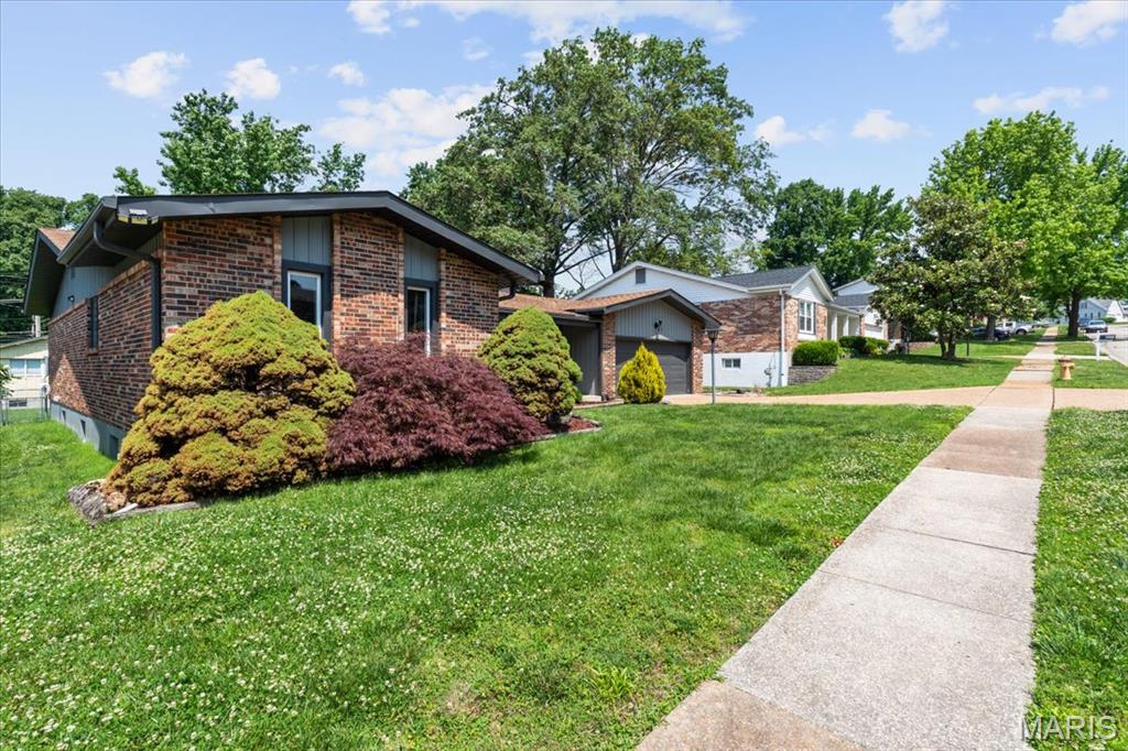 8839 Forest Heights Drive St. Louis, MO 63123 - Photo 2 of 51