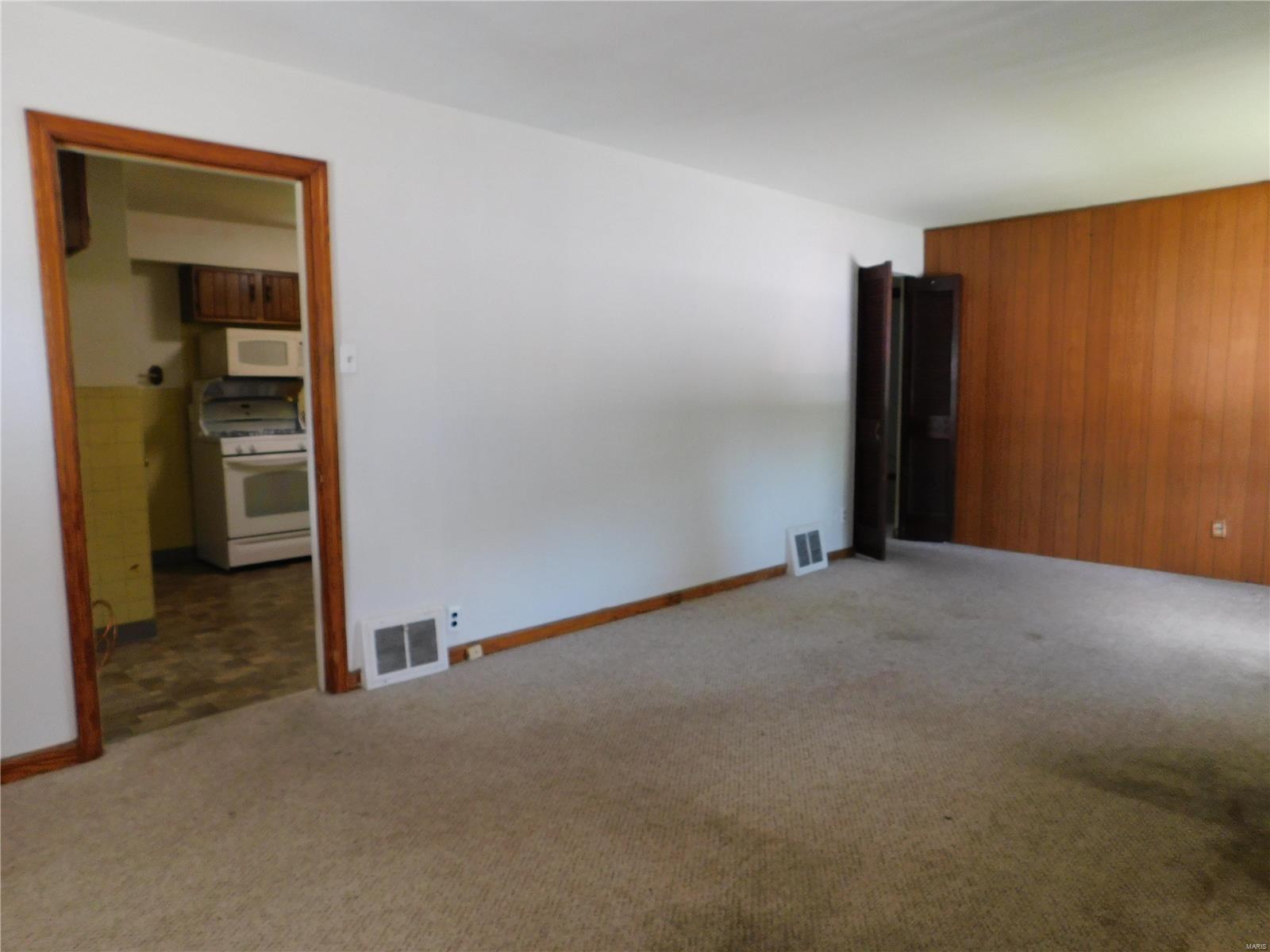 108 Graham Road Florissant, MO 63031 - Photo 4 of 23 Gallery Image 4