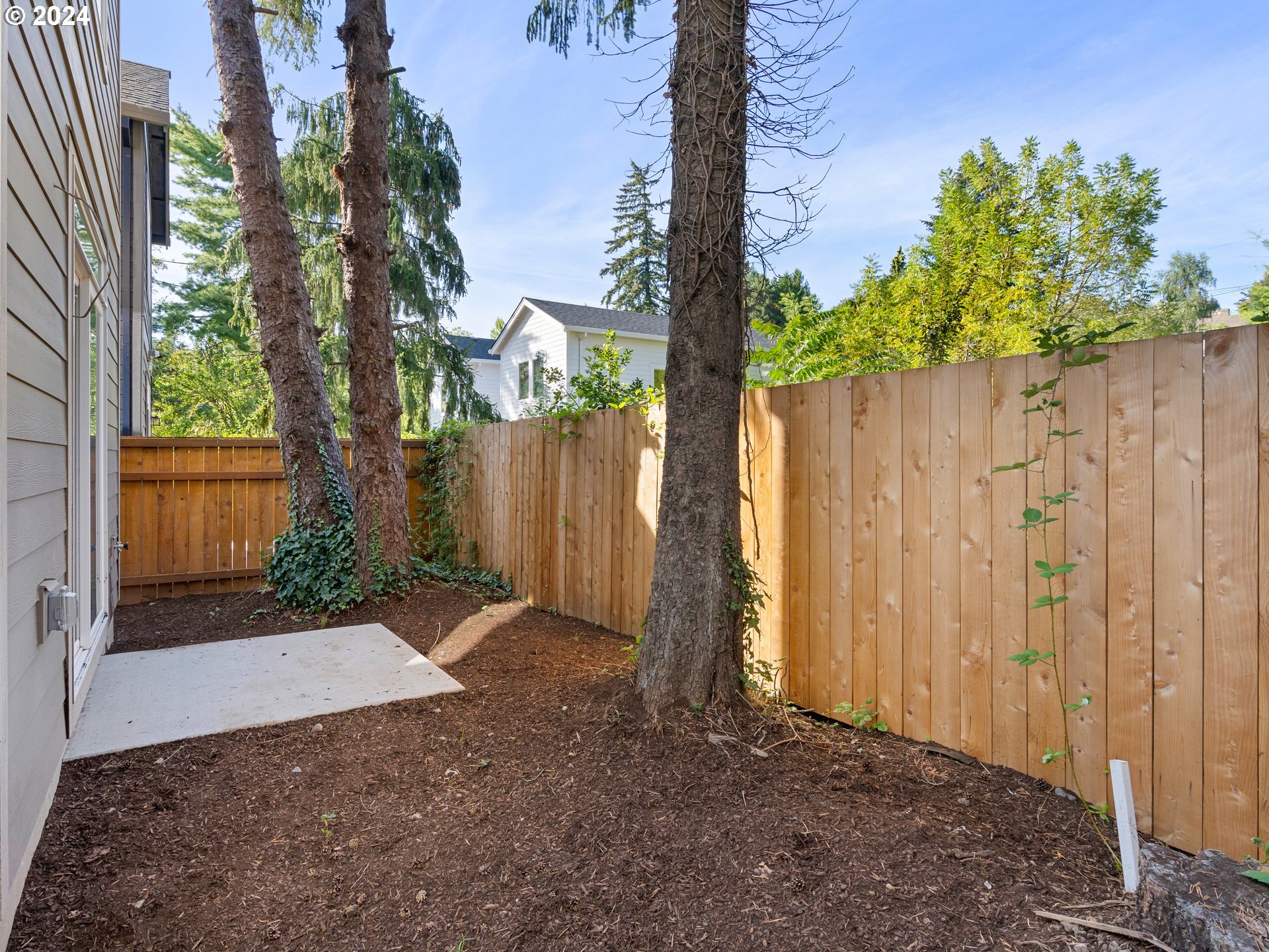 4435 Southeast Umatilla Street Portland, OR 97206 - Photo 33 of 48 a backyard of a house with lots of green space