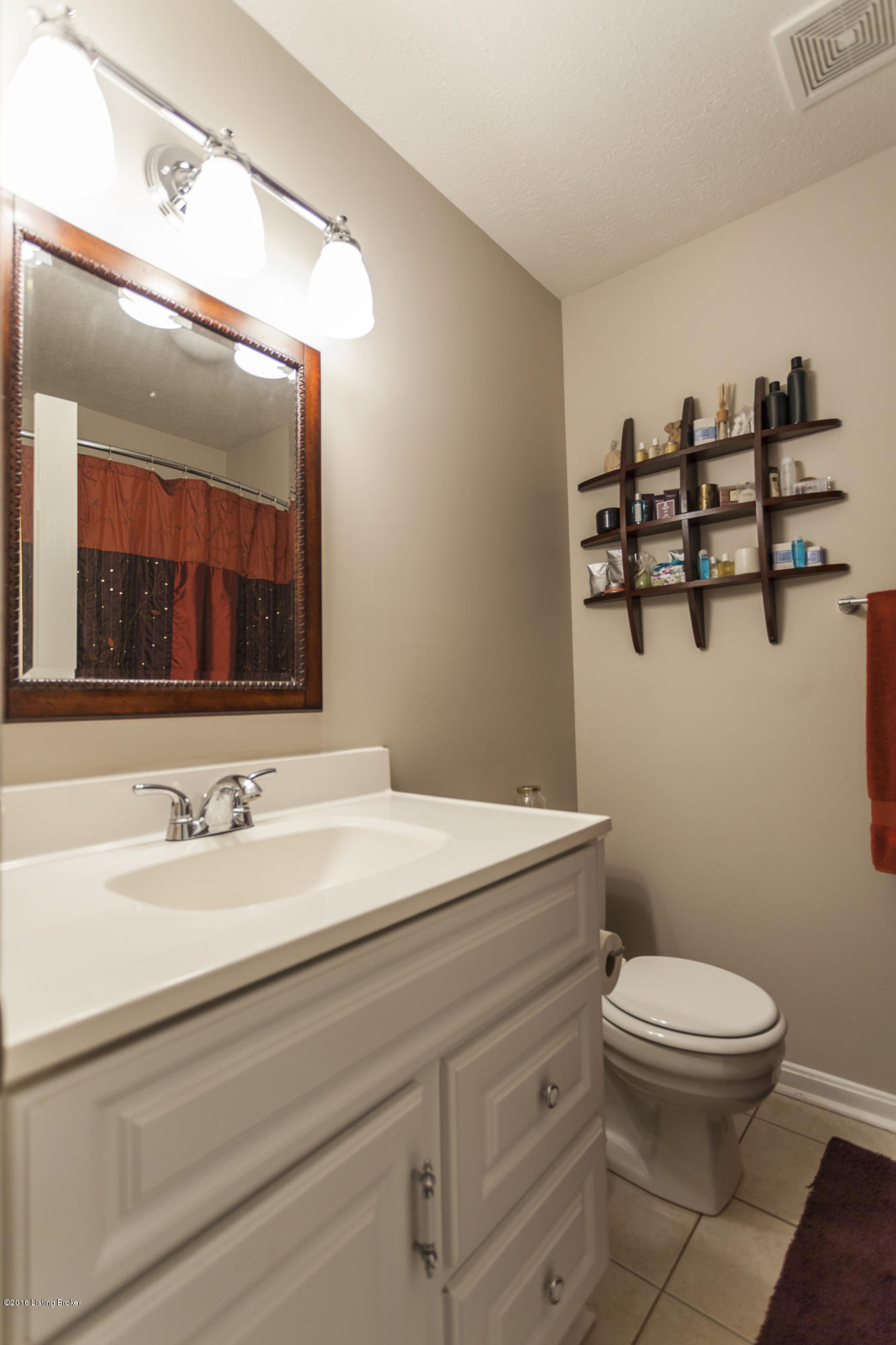 410 Mockingbird Valley Road, Unit 52 Louisville, KY 40207 - Photo 22 of 27 Hall Bathroom