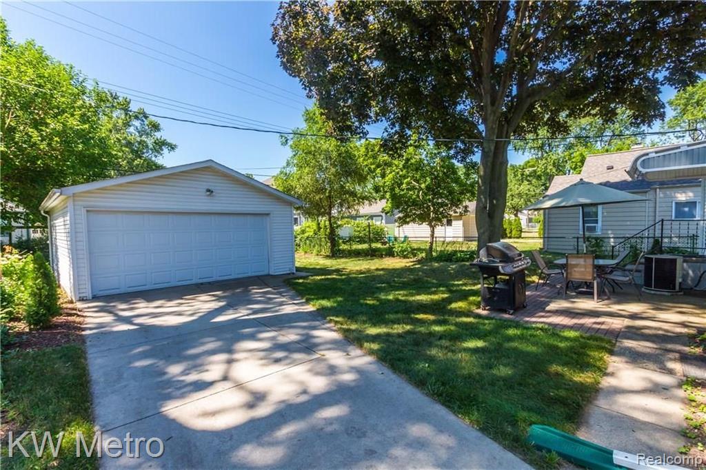 2261 Wiltshire Road Berkley, MI 48072 - Photo 17 of 20