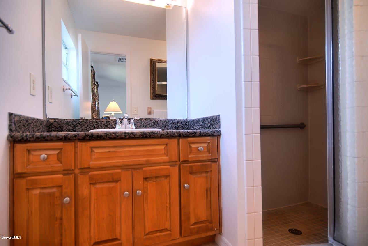 581 Ne Port Palm Bay, FL 32905 - Photo 11 of 14 masterbath (6)