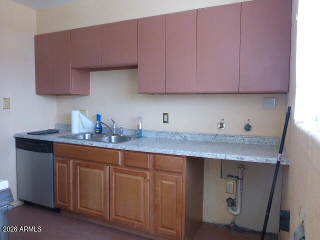 303 Greenwich Road Kearny, AZ 85137 - Photo 14 of 18 a kitchen with granite countertop a sink cabinets and stainless steel appliances
