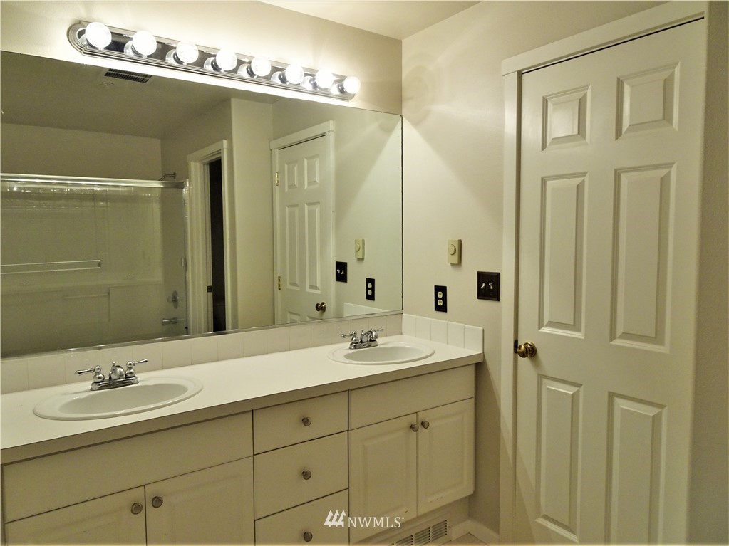 561 Anacortes Court Northeast, Unit 102 Renton, WA 98059 - Photo 13 of 15 Gallery Image 13