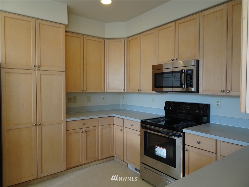 561 Anacortes Court Northeast, Unit 102 Renton, WA 98059 - Photo 6 of 15 Gallery Image 6