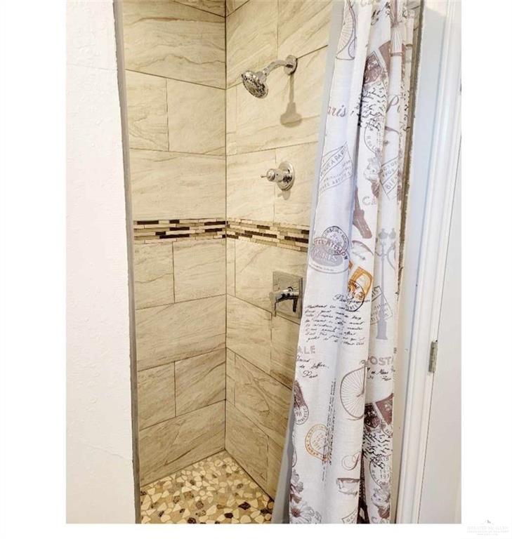 906 East Van Week Street Edinburg, TX 78541 - Photo 15 of 19 a bathroom with a shower