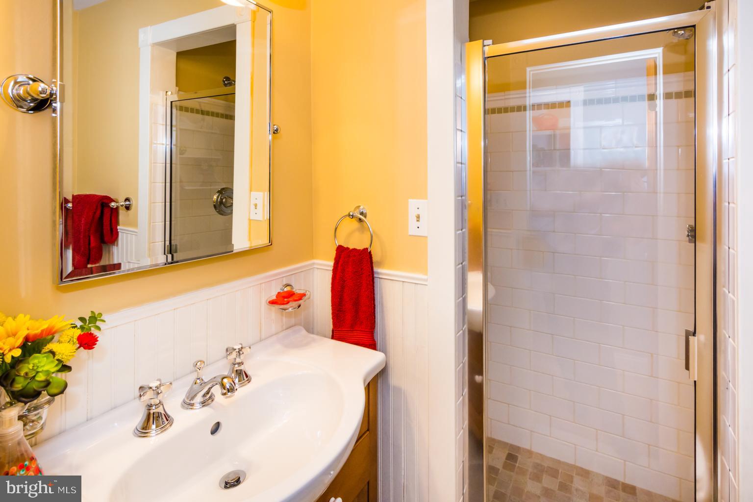 1273 Riverside Avenue Baltimore, MD 21230 - Photo 19 of 54 Convenient main level full bathroom