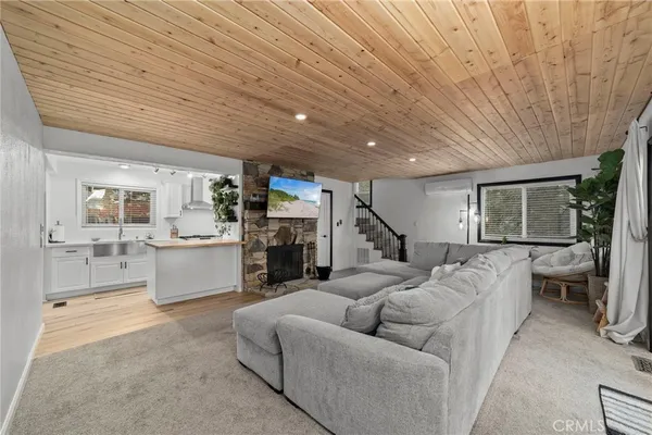 $449,900 | 27638 Oak Knoll Drive, Lake Arrowhead, CA 92385