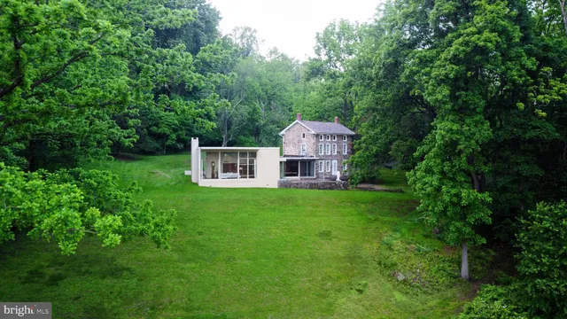 a view of yard with green space