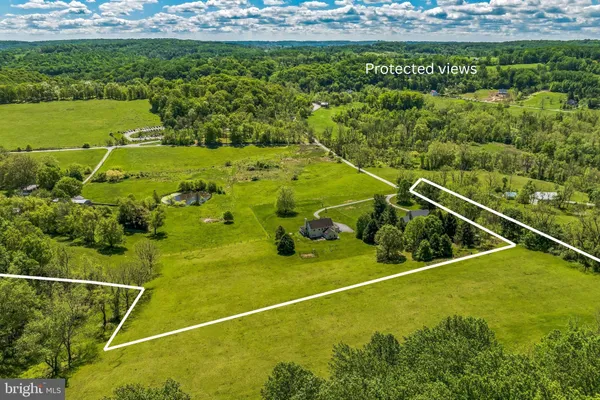 a view of yard with green space