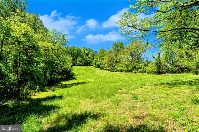 a view of entryway in front of house