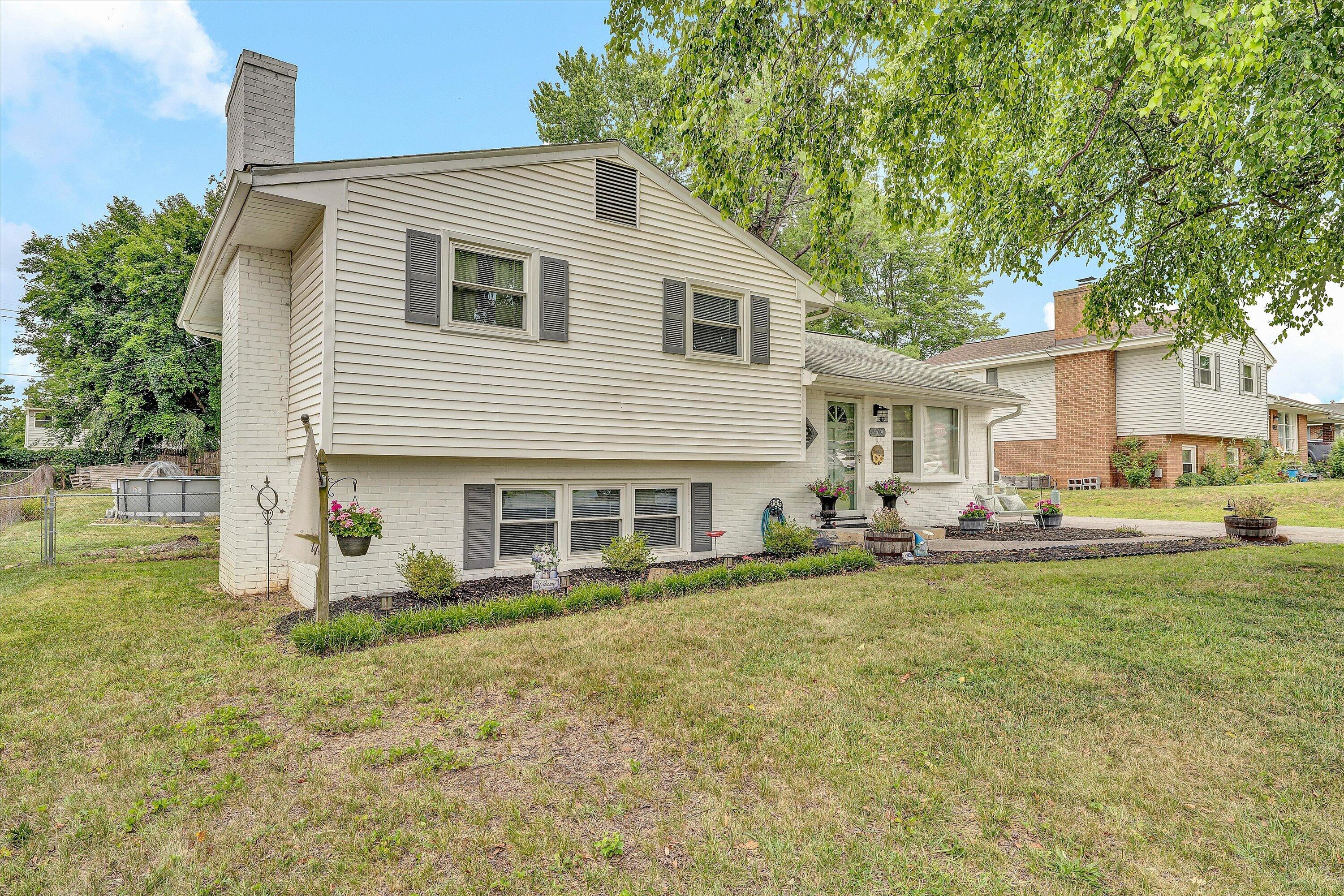 509 Water Oak Road Roanoke, VA 24019 - Photo 3 of 29 03-DSC05374