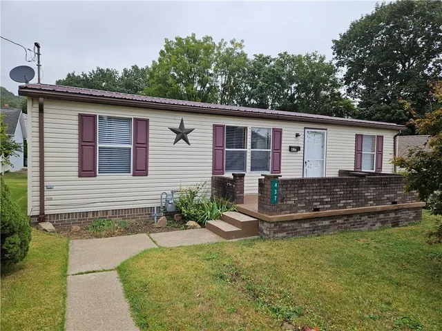 a view of a house with backyard and garden