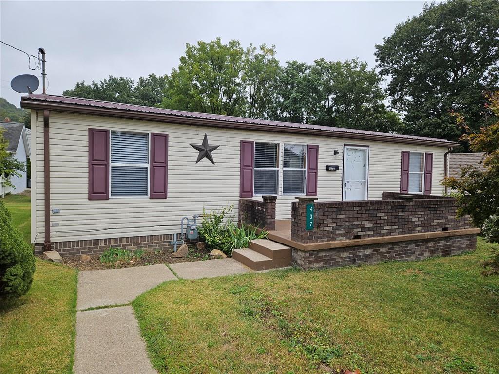 a view of a house with backyard and garden