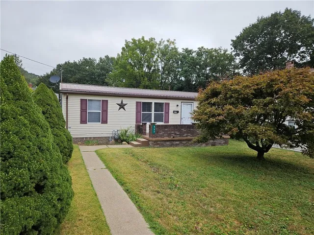 a view of a house with a yard