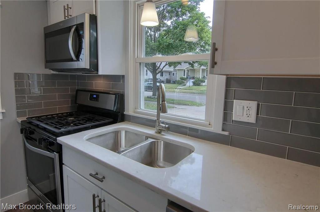 543 Stratford Road Ferndale, MI 48220 - Photo 4 of 21
