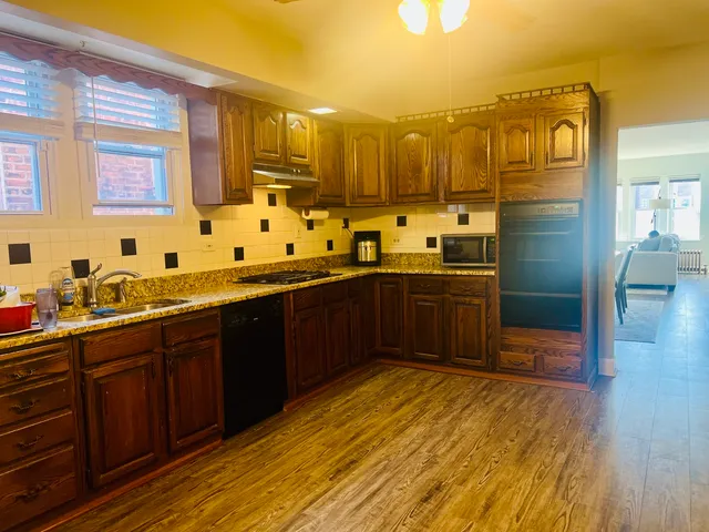 $2,000 | 1827 Gunderson Avenue, Unit TWO, Berwyn, IL 60402