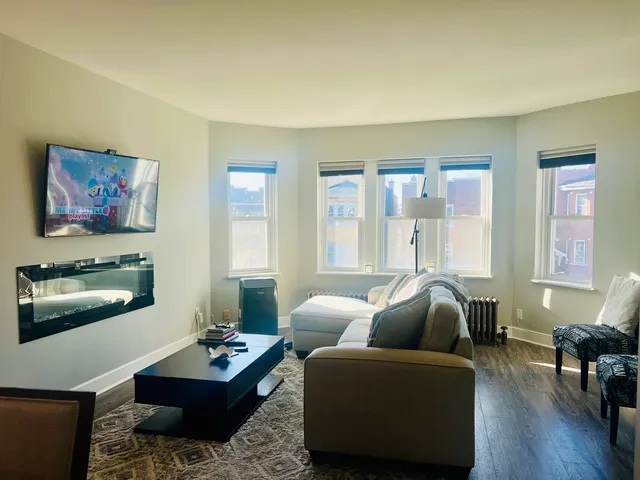 $2,000 | 1827 Gunderson Avenue, Unit TWO, Berwyn, IL 60402