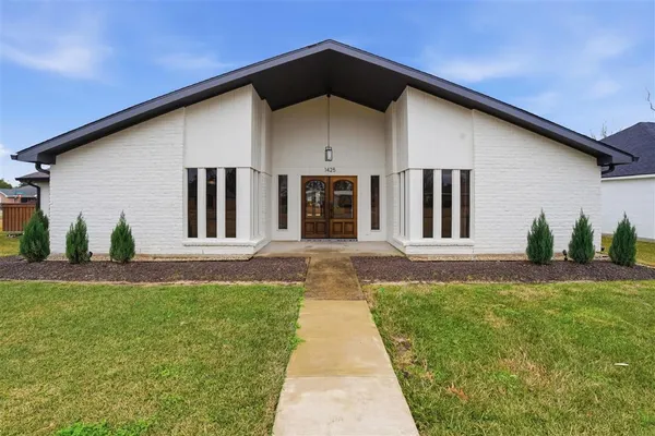 $359,000 | 1425 North Chateau Circle, Lake Charles, LA 70605