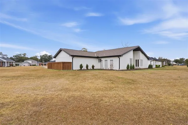 $359,000 | 1425 North Chateau Circle, Lake Charles, LA 70605
