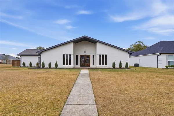 $359,000 | 1425 North Chateau Circle, Lake Charles, LA 70605