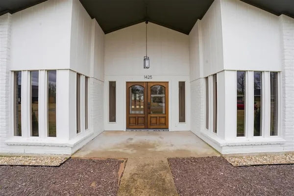 $359,000 | 1425 North Chateau Circle, Lake Charles, LA 70605