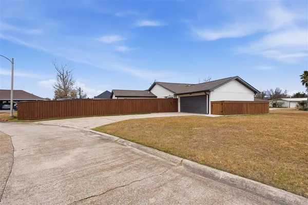 $359,000 | 1425 North Chateau Circle, Lake Charles, LA 70605