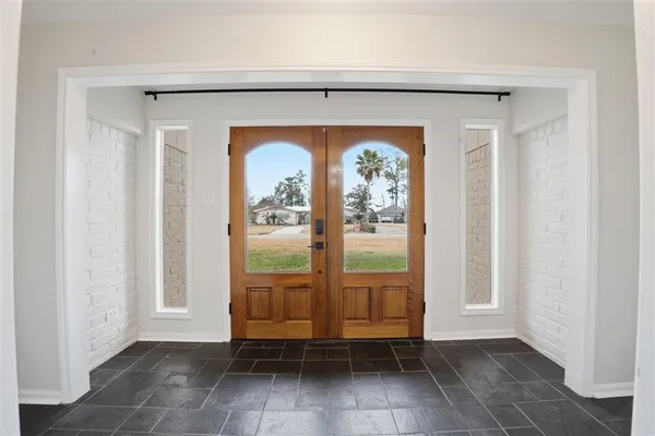 $359,000 | 1425 North Chateau Circle, Lake Charles, LA 70605