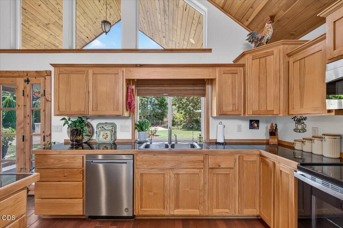 2240 Hull Road Medford, OR 97501 - Photo 9 of 49
