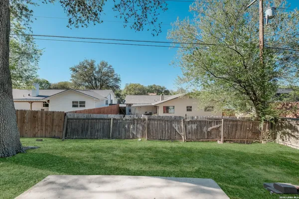 $1,575 | 7809 Hollow Oak, Live Oak, TX 78233