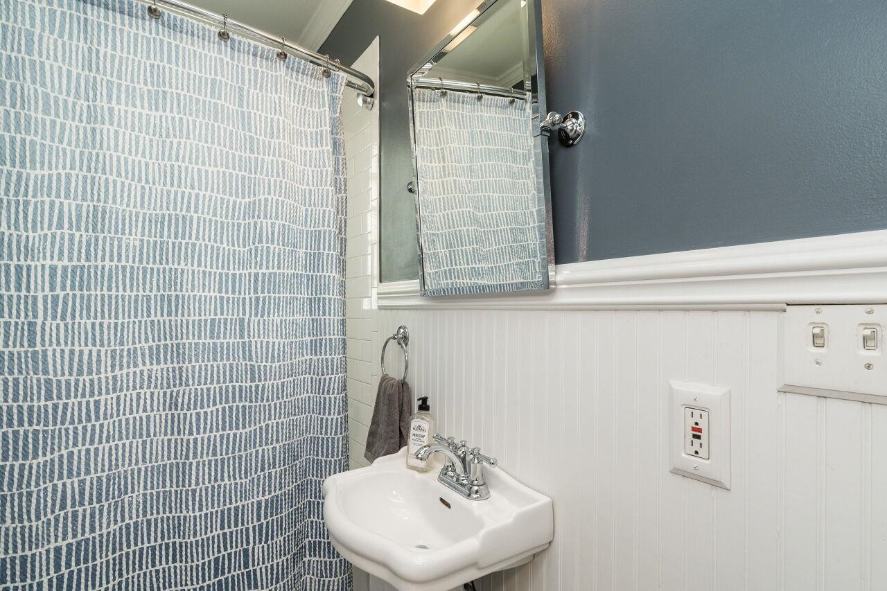 1621 Lorraine Road Raleigh, NC 27607 - Photo 21 of 28 Classic and charming full bath!