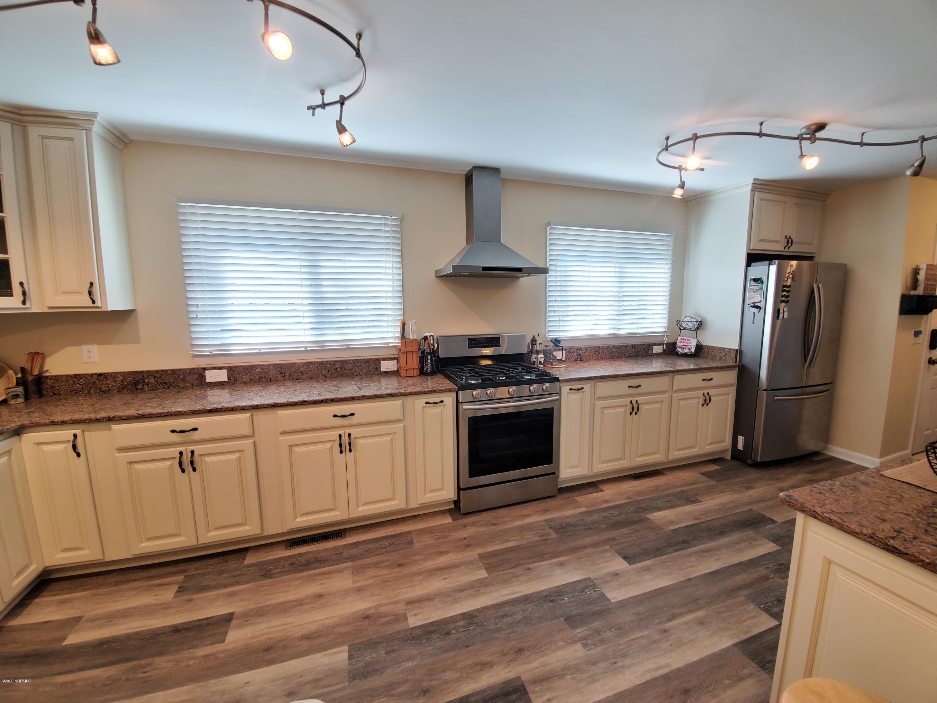 6090 Culpepper Road Southwest Ocean Isle Beach, NC 28469 - Photo 4 of 32 Kitchen